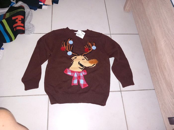 Pull enfant neuf 4/6 ans avec pompons