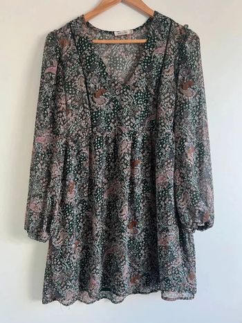 Robe verte motifs roses