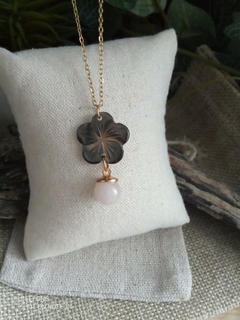 Collier bohème fleur de n'a'c'r'e et perle de quartz rose