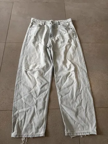 Jean Zara à trou bleu clair, taille 40, bon état 42x105cm