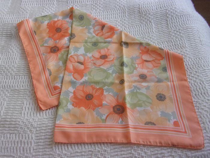 foulard fleuri taille 70 x 70 cm