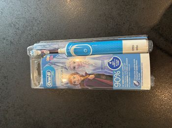 Brosse à dent électrique ORAL B FROZEN II neuve