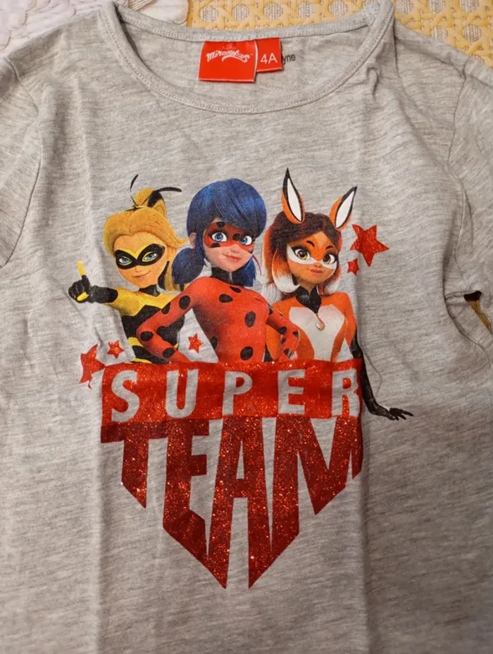 Tee shirt miraculous taille 4 ans(371) - photo numéro 2