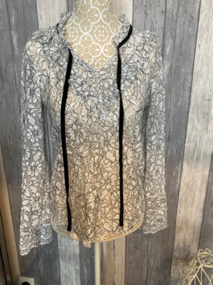Blouse en dentelle noire et blanche