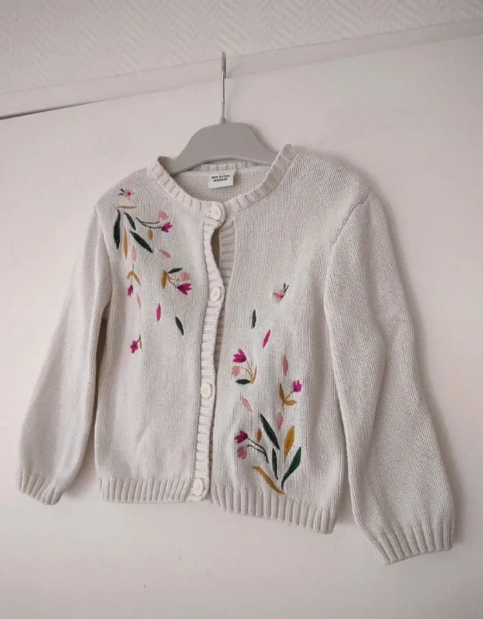 (c) gilet blanc fleurs TAO 24m
