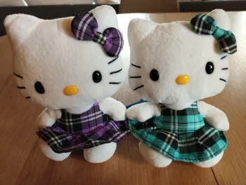Duo de peluches Misty + robes. Neuves