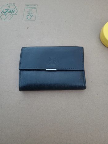 portefeuille ou porte monnaie en cuir noir