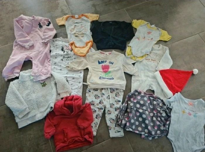 Lot de vêtements fille 9 mois pyjama grenouillère bodie Minie robe veste haut - photo numéro 2