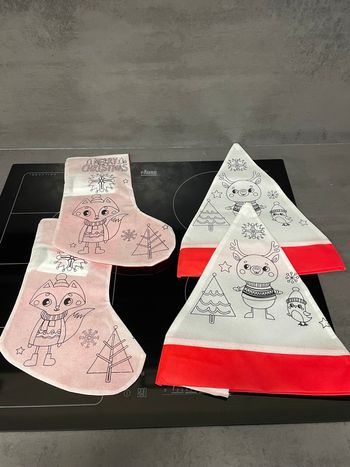Lot de 2 chaussettes et 2 bonnets de noel à colorier