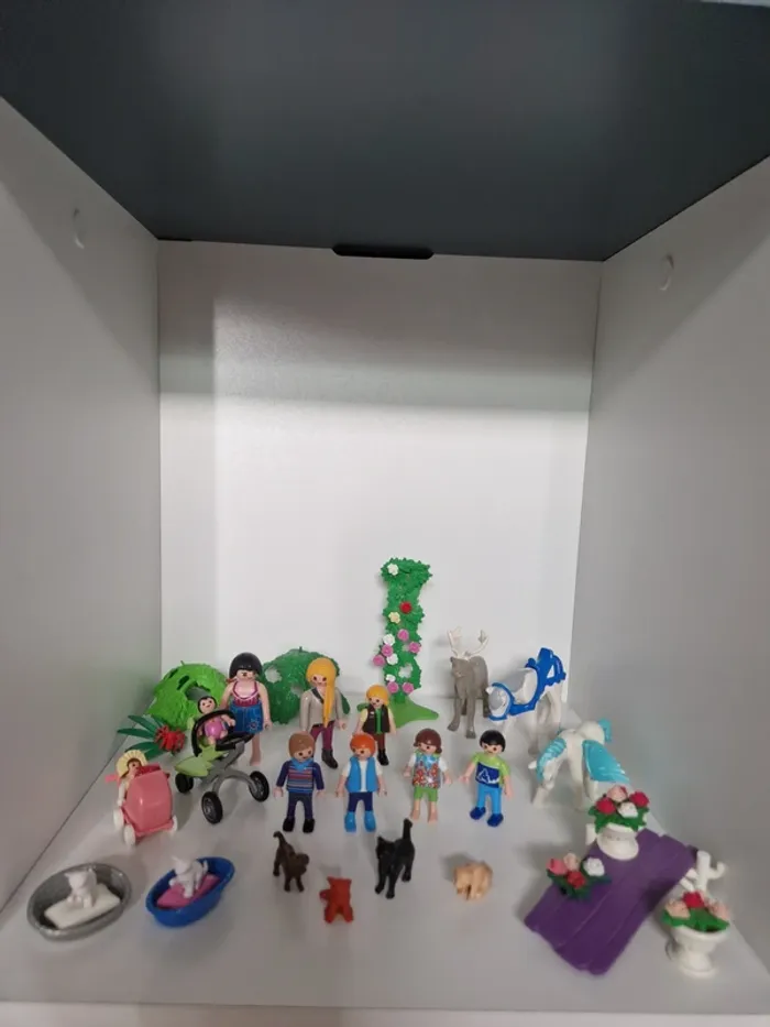 Grand lot de playmobils avec personnages et animaux - photo numéro 3