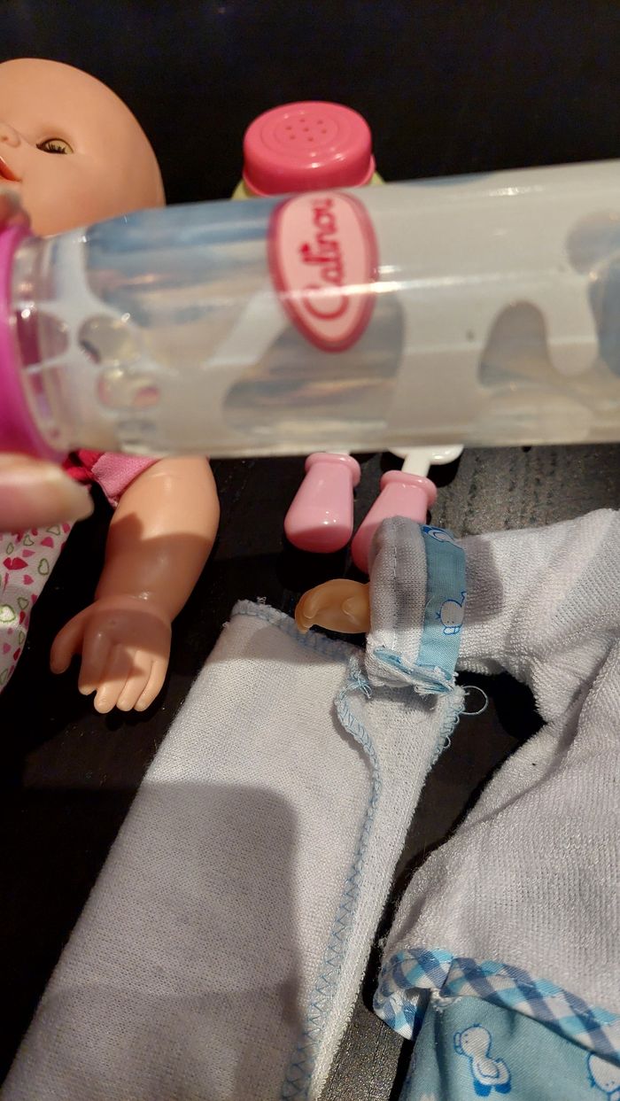 2 bébés avec accessoires - photo numéro 2