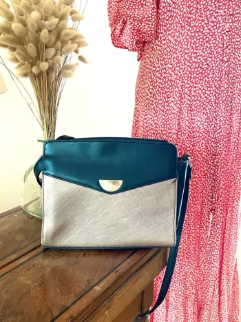 Sac à Main Bi-Couleur Chic avec Détails Élégants