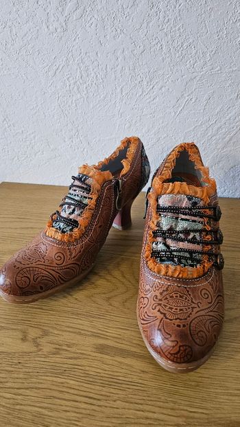 Magnifiques chaussures neuves à talons pointure 37