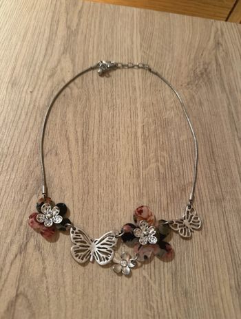 Collier papillons et fleurs