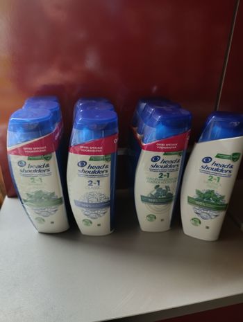 Shampooing head and shoulders 