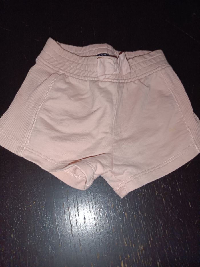 Short fille
