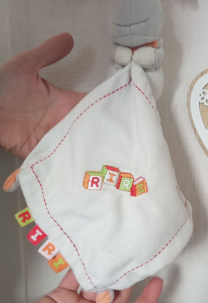 Doudou hippopotame, rhinocéros gris, blanc, orange, vert , broderie  Riri, mouchoir, étiquettes - photo numéro 6