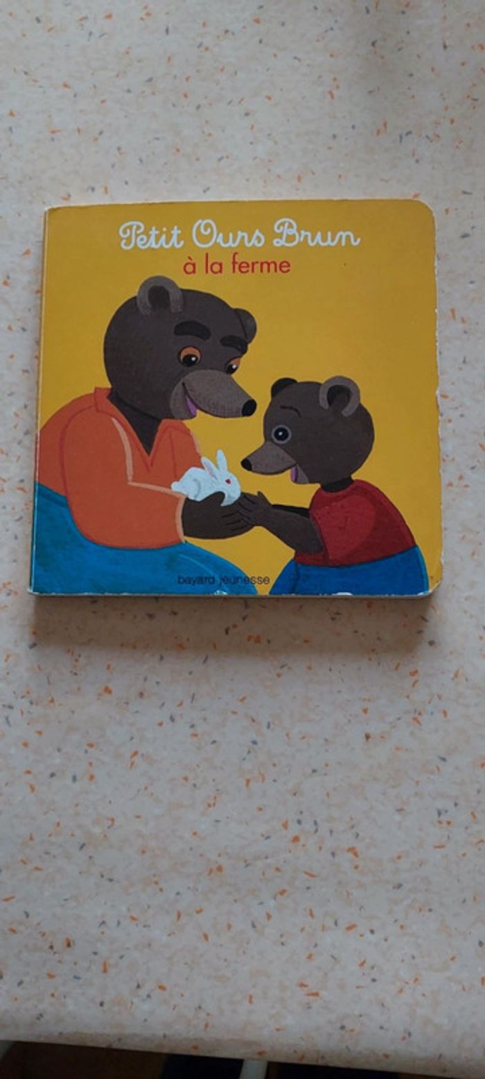Petit ours brun à la ferme