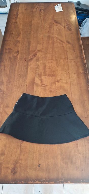 Mini jupe noire, fermeture éclair côté