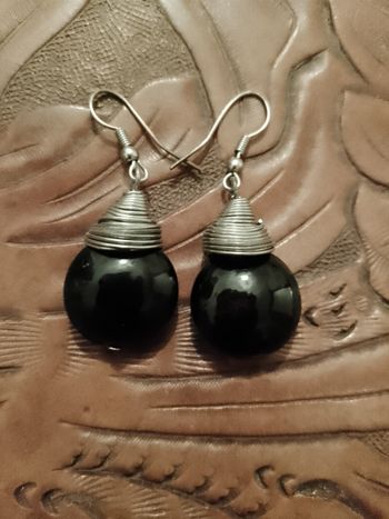 boucles d'oreilles en verre noir et métal argenté.