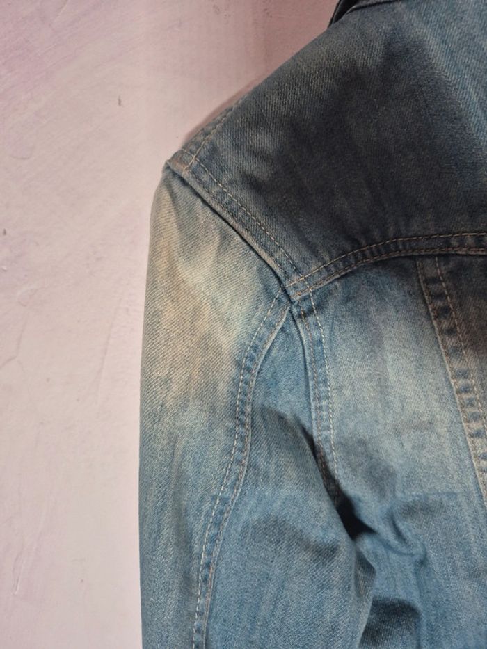 Veste en jean troué et délavé - photo numéro 6