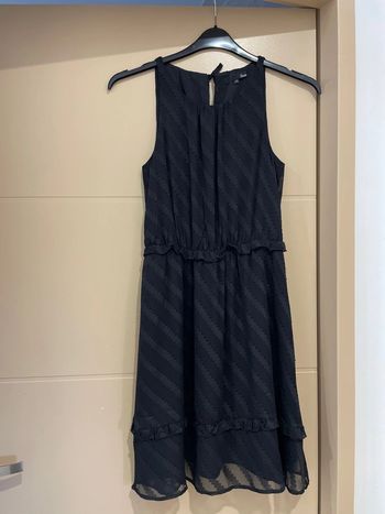 Robe noire à volants