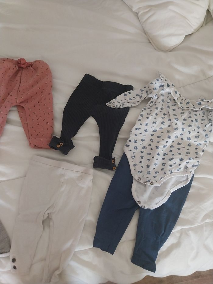 Lot pantalons + bodies - photo numéro 2