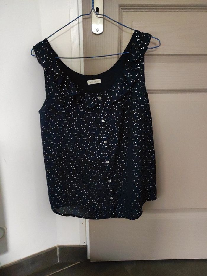 Blouse bleue marine avec motifs