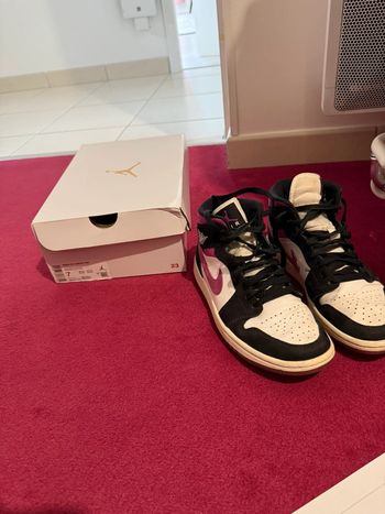 Authentiques Jordan air Jordan 1 MID  38 blanc noir mauve