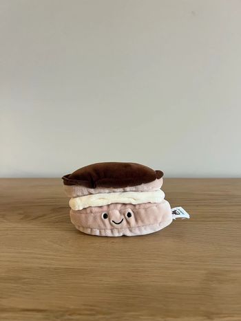 Peluche pâtisserie Jellycat éclair au chocolat