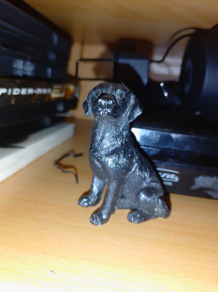 Figurine petit chien noir