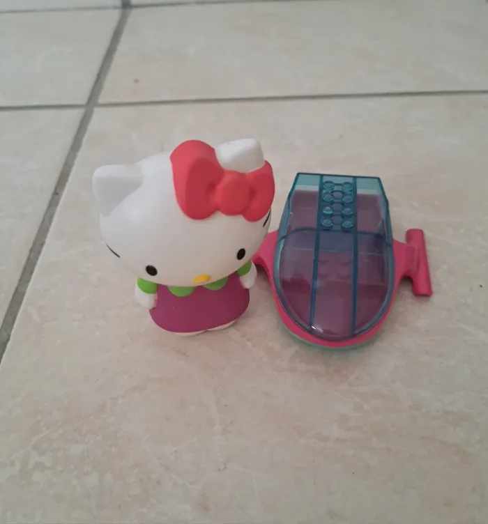 Figurine Hello Kitty et son lego assorti Mac Donalds en TBE