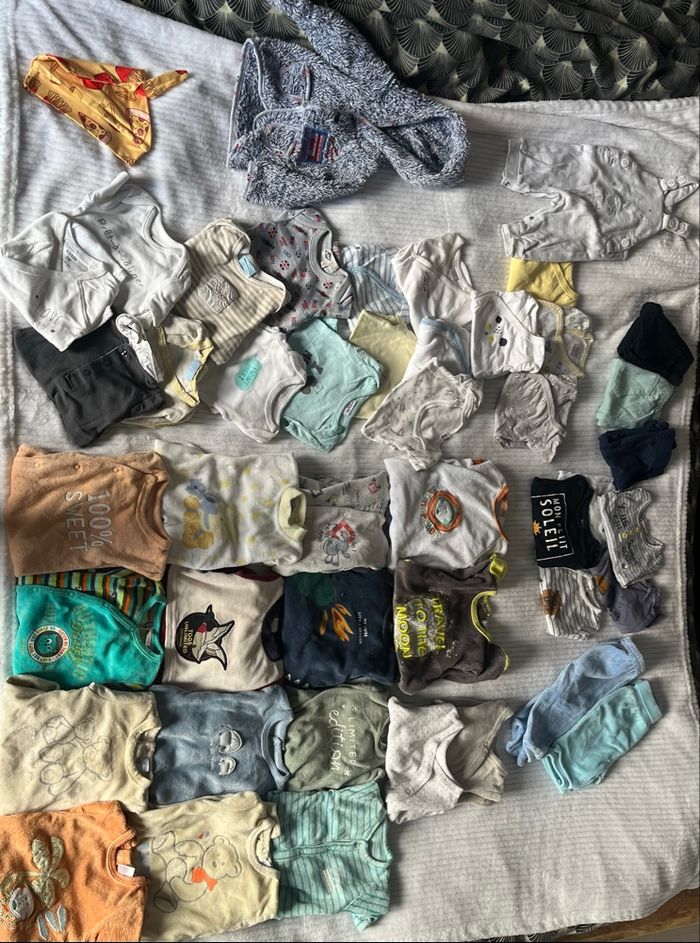 Lot vêtement 1 mois et naissance