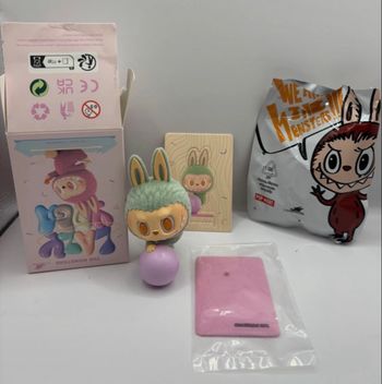 Figurine Popmart – The Monsters (version verte & ballon violet)