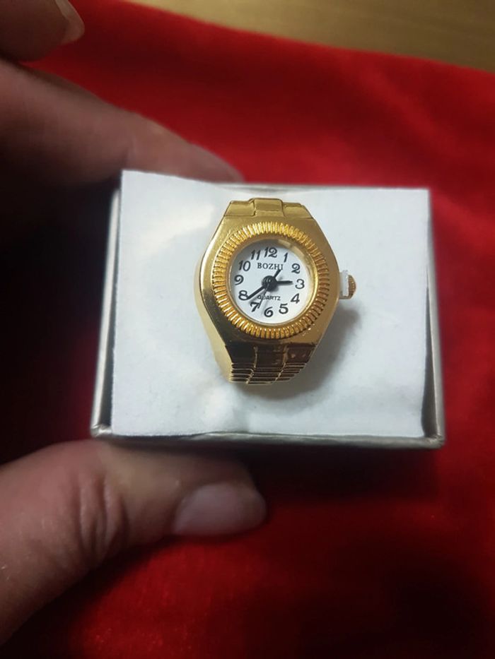 Montre bague acier doré ronde fond blanc - photo numéro 5