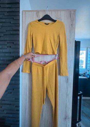 Ensemble jaune moutarde