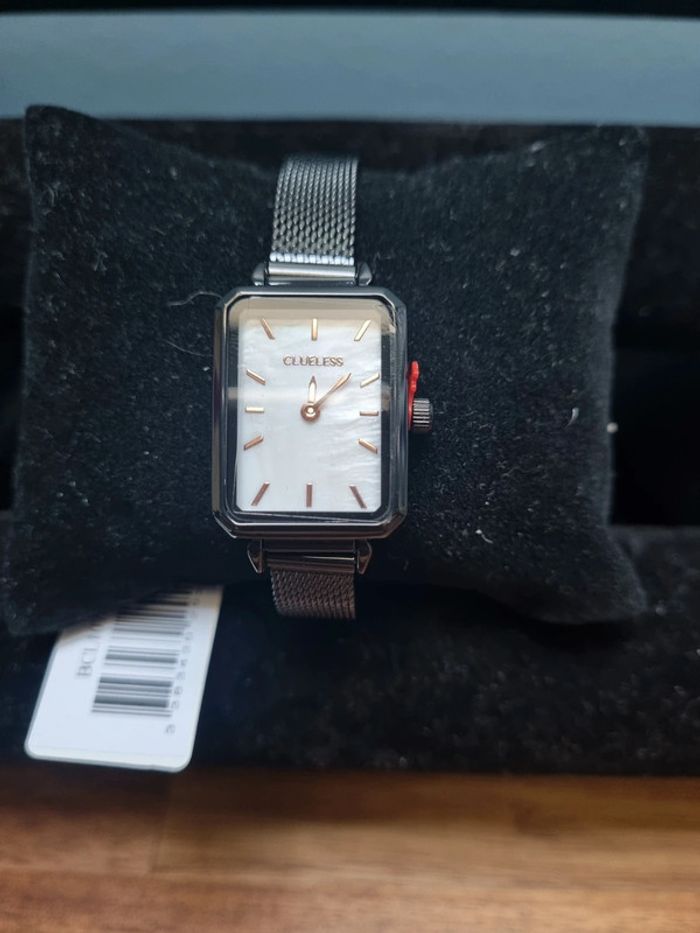 Montre bracelet fin et cadre carré