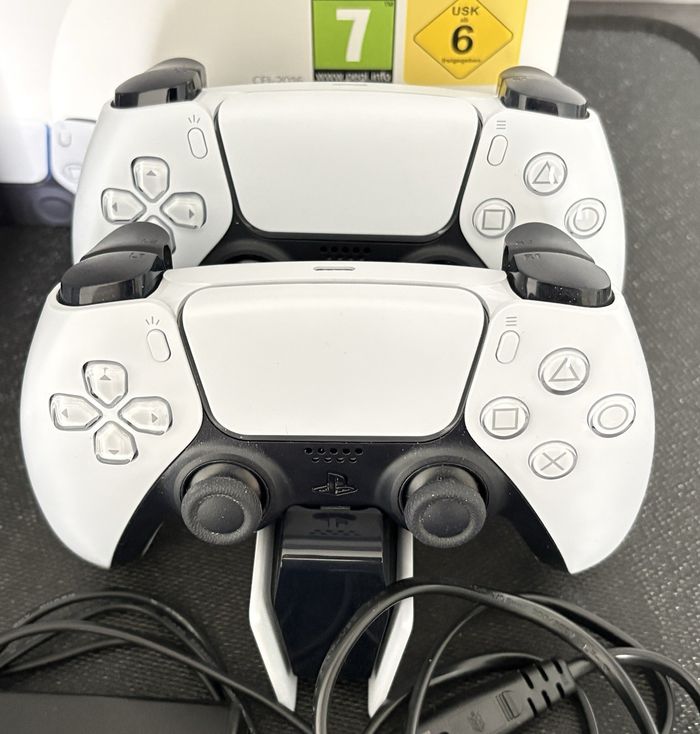 Sony PlayStation 5 Slim - Édition Disque avec 7 jeux et deux manettes - photo numéro 2