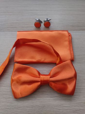 Nœud papillon orange + boutons de manchettes + mouchoir de pochette 