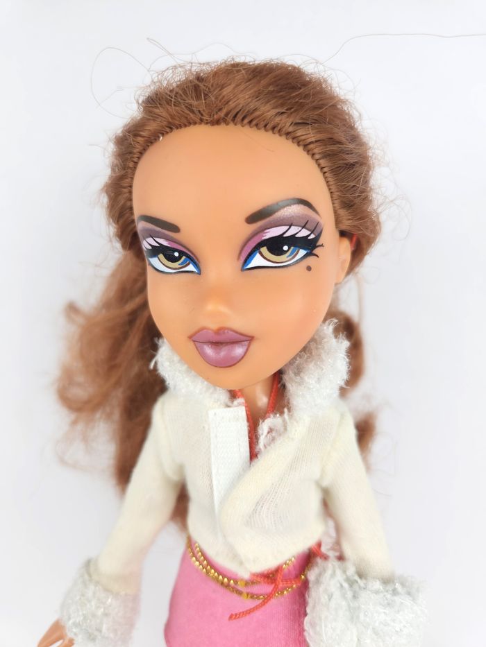 Poupée Bratz Vintage - Veste Blanche Fourrure Jupe Rose - Cheveux Roux/Bruns - photo numéro 2