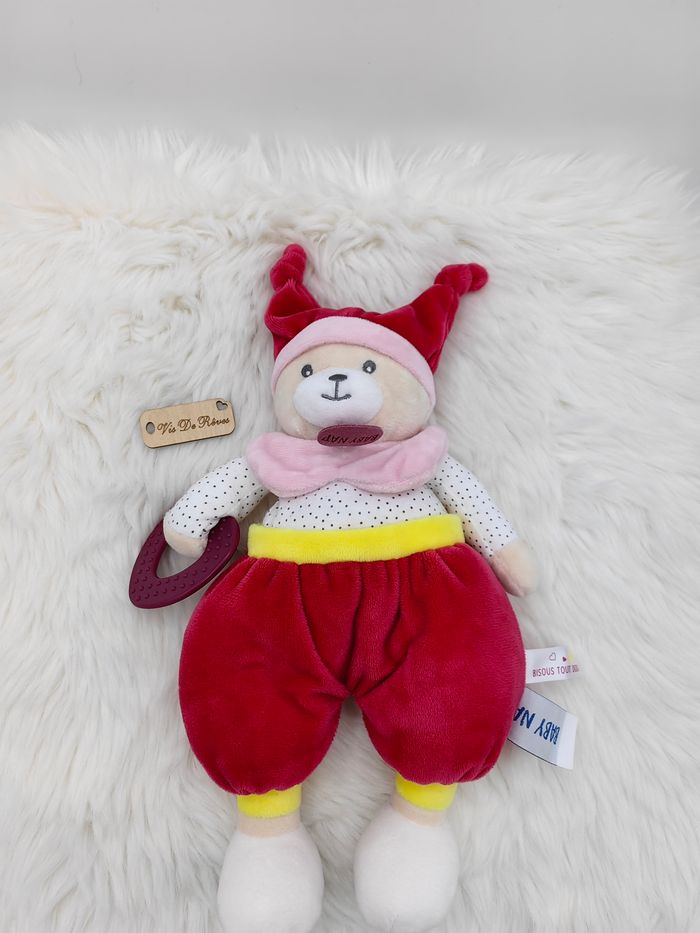 udou Pantin D'activités Brioche Baby Nat BN0735
Bonnet, col
Anneau de dentition en parfait état Pois sur le haut et le Dessous des pieds
Couleurs : rouge rosé blanc beige jaune noir violet mauve
Marque : Baby Nat', Ref BNO735 État: Comme Neuf
Vo - photo numéro 2