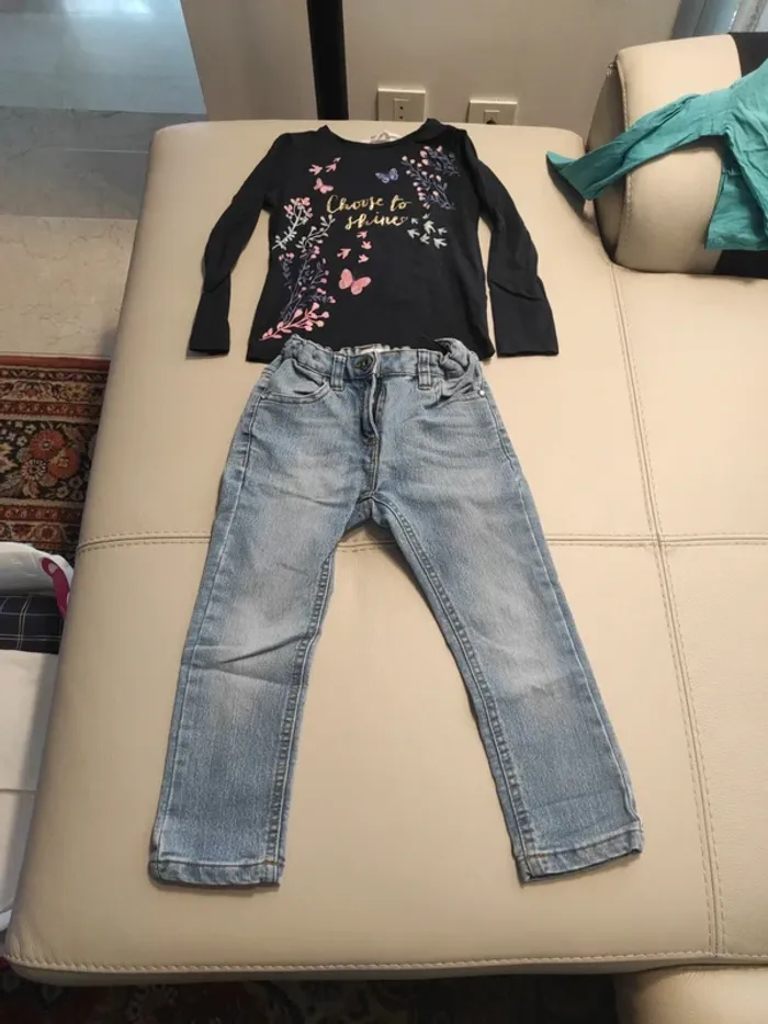 Lot 3 pantalons et 1 Tee shirt manches longues