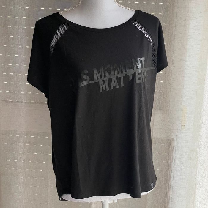 T-shirt noir écriture et transparence