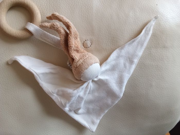 Doudou keptin-jr  poupée lutin pantin  beige blanc crème marron clair sans  visage d'occasion noeuds extrémités défaits  anneau en bois  grelot hochet fonctionne  dans sa tête tissu triangle  bonnet  avec  2 noeuds - photo numéro 6