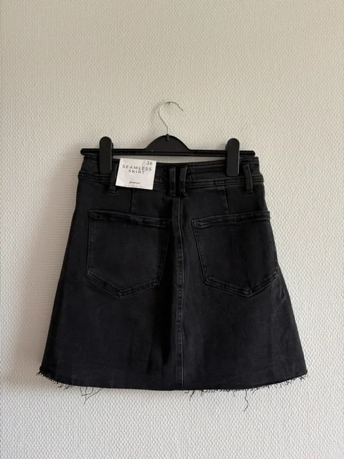 Joli jupe noire Stradivarius - photo numéro 3
