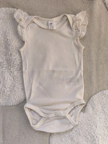👕 Body crème H&M – Taille 4-6 mois – Manches volantées broderie anglaise