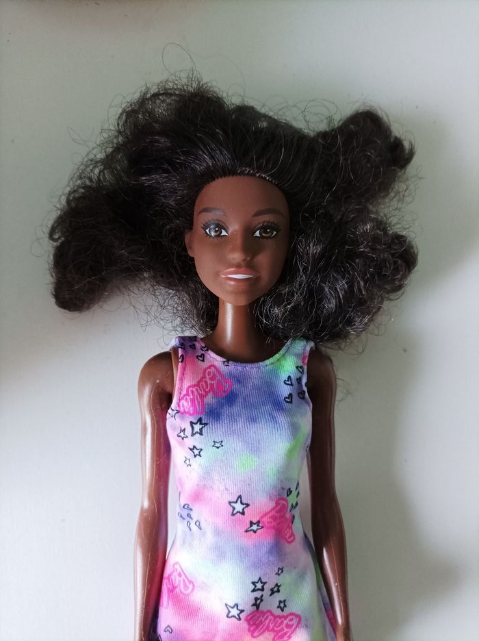 Jolie poupée Barbie - photo numéro 2