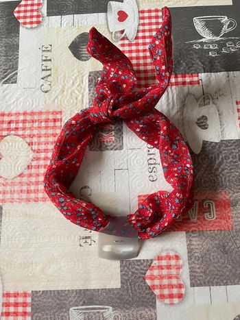 Accessoire pour cheveux rouge à fleurs