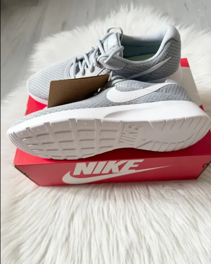 Nike Tanjun – Taille 44,5 – gris/blanc – Neuf avec étiquette - photo numéro 7