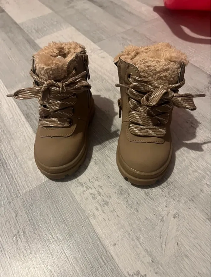 Bottes fourré bébé fille taille 18-19 - photo numéro 2
